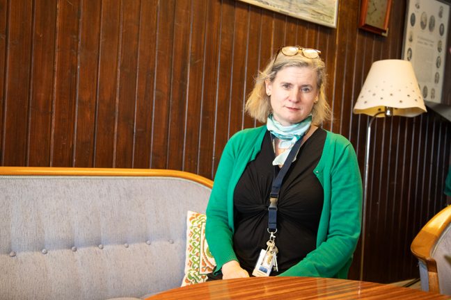 Cecilia Petersson i en soffa