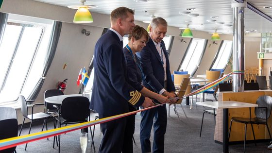 Finnfellows befälhavare Jesper Axelsson till vänster klippte bandet tillsammans med Katrin Stjernfeldt Jammeh (S), kommunstyrelsens ordförande i Malmö och rederiets vd Tom Pippingsköld till höger.