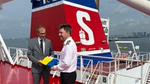 Sveriges ambassadör i Singapore, Anders Sjöberg, tillsammans med Johan Zander, chef för Stena Bulk Singapore deltog iceremonin.