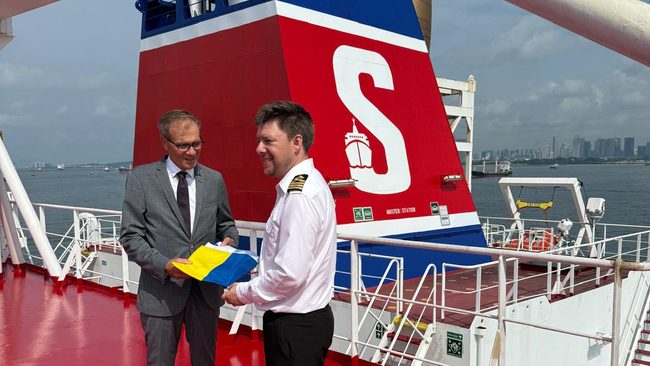 Sveriges ambassadör i Singapore, Anders Sjöberg, tillsammans med Johan Zander, chef för Stena Bulk Singapore deltog iceremonin.